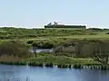 Le fort du Loc'h vu des étangs.