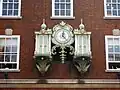 La célèbre horloge sur la façade du bâtiment principal.