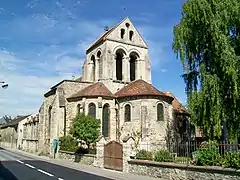 L'église Saint-Étienne, dont le chœur et la partie centrale de la nef, de style roman, datent du XIIe&nbsp;siècle.