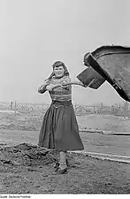 Travailleuse est-allemande travaillant en robe, Leipzig, mars 1954. Photo : Renate et Roger Rössing