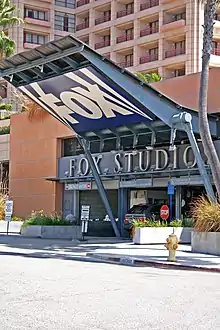 L'entrée du parking Galaxy Way au pied de la Fox Plaza