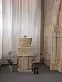 Fragment sculpté d'époque carolingienne (Xe&nbsp;siècle) supportant le tabernacle actuel.