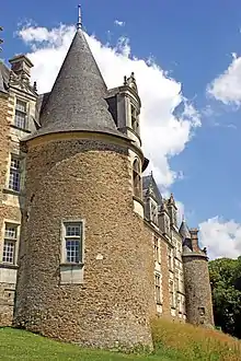 Photographie des logis Renaissance depuis les douves.