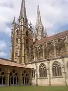 Vue d’un édifice religieux depuis l'intérieur d’un cloitre.