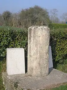 Borne commémorative de la bataille de Formigny à Aignerville.