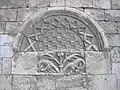 Le tympan d'une porte bouchée du chœur.