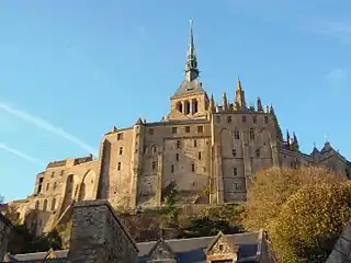La face sud est dominée, de gauche à droite, par la terrasse dite du Plomb du four, par les logis abbatiaux et leurs annexes bâtis pour les besoins des abbés entre les XIIIe et XVIe siècles.