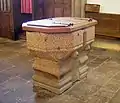 Les fonts baptismaux.