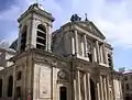Vue rapprochée de la façade.