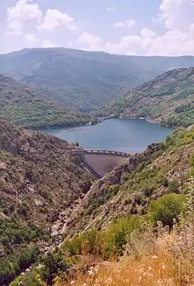 Vue du barrage et du lac en 2006.