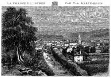 Gravure en noir et blanc (avec les nuances ) d'Aurillac. Une route bordée d'arbres mène au cœur de la localité, représentée comme si la chose était observée de très haut : très petite taille des piétons qui l'empruntent pour gagner la ville et des maisons autour de l'église Saint-Géraud qui les dépassent largement. À l'arrière-plan, les collines environnantes. Le dernier tiers de ce panorama, à gauche, est occupé de bas en haut et en largeur par un arbre dont les proportions géantes ne s'accordent pas avec le reste de cette vue du chef-lieu du Cantal.