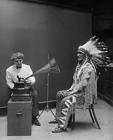 Frances Densmore enregistrant un chef amérindien pied-noir en 1916