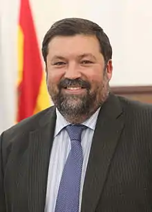 Portrait officiel d'un homme.