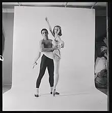 Photographie (pose en studio) de Tanaquil Le Clerc et Francisco Moncion à l'occasion d'Afternoon of a Faun, 1953.