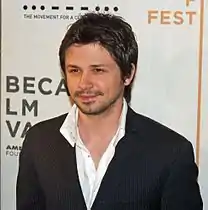 Freddy Rodríguez dans le rôle du Dr Michael Ragosa.