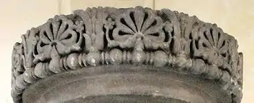 Frise de l'abaque du chapiteau du pilier d'Allahabad, originellement à Kosambi, avec palmettes et lotus hellénistiques.IIIe&nbsp;siècle&nbsp;av. J.-C.