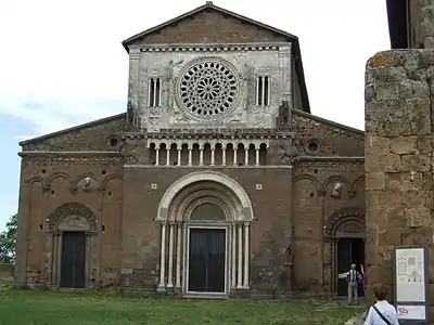Façade de l'église Saint-Pierre.