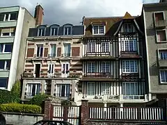Au début du XXIe&nbsp;siècle : la villa Beau Rivage (à droite) a succédé entre les deux guerres à l'ancien hôtel Beau Rivage.