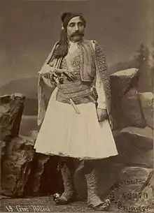 Grec en fustanelle au XIXe&nbsp;siècle (photographie de Pascal Sébah).