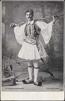 Reconstitution début XXe&nbsp;siècle du « costume traditionnel grec » à fustanelle.