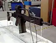 Carabine G36K avec deux magasins assemblés ensemble (jungle style (en)).