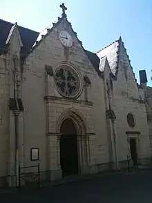 Façade de l'église de Varennes-sur-Loire.