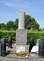Le monument aux morts à une croisée de chemins (mai&nbsp;2009)