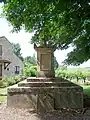 Tombeau singulier près de l'église (mai&nbsp;2009)