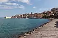 Photo représentant une ville en bord de mer