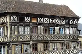 La maison à colombages&nbsp;Classé&nbsp;MH (1943),place de l'Église.
