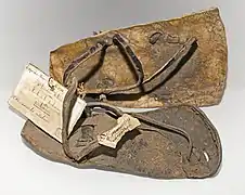 Paire de sandales exposée à l’exposition universelle de Paris en 1900, MHNT.