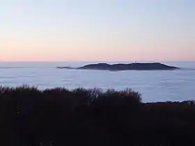 Vue du Galya-tető dépassant des nuages.