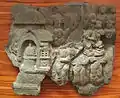 Adoration d'un stupa dans un vihara. Fragment de relief, « style graphique ». Schiste vert. Butkara I. Milieu du Ier&nbsp;siècle. Museo nazionale d'arte orientale MNAO, Rome