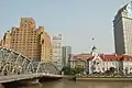 Le pont avec le consulat russe, l'hôtel Astor et l'hôtel Broadway Mansions.