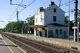 Les voies, les quais et l'ancien bâtiment voyageurs.