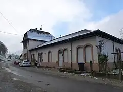 Côté rue.
