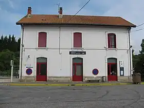Photographie en couleur de la gare de la ville.