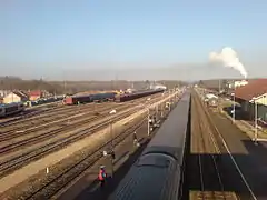 Une vaste aire de voies ferrés.