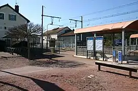 Entrée de la gare, parc à vélos et entrée du souterrain.