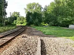 À droite de l'image, la trace de l'embranchement, à la sortie de la gare de Saint-Omer-en-Chaussée, vers la ligne Beauvais&nbsp;– Amiens.