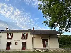 L'ancien bâtiment voyageurs et la halle marchandises de la gare de Saint-Hilaire - Chalo.