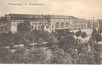 Carte postale ancienne montrant une vue générale de la gare contemporaine et de son parvis.