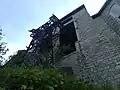 L'ouverture dans le bâtiment.