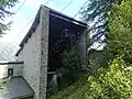L'ouverture dans le bâtiment.