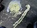 Fabrication d'une guirlande de jasmin dans le sud de l'Inde.