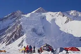 Vue du Gasherbrum II depuis le camp I à 5 900 m d'altitude au sud.
