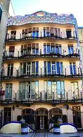 Vue de la façade postérieure dans son ensemble, prise de face