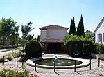Place avec bassin et fontaine devant la mairie (sept. 2014)