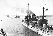 Le Gaulois à Toulon en 1914 peu avant le déclenchement du conflit. C’est déjà un bâtiment obsolète, déclassé par les types dreadnought.