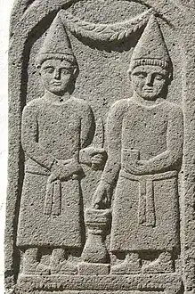 Deux prêtres sur une stèle funéraire. Basalte, époque romaine, IIe&nbsp;siècle apr. J.-C.